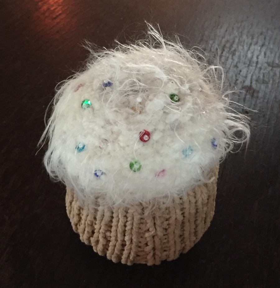 cupcake knitted in yarns